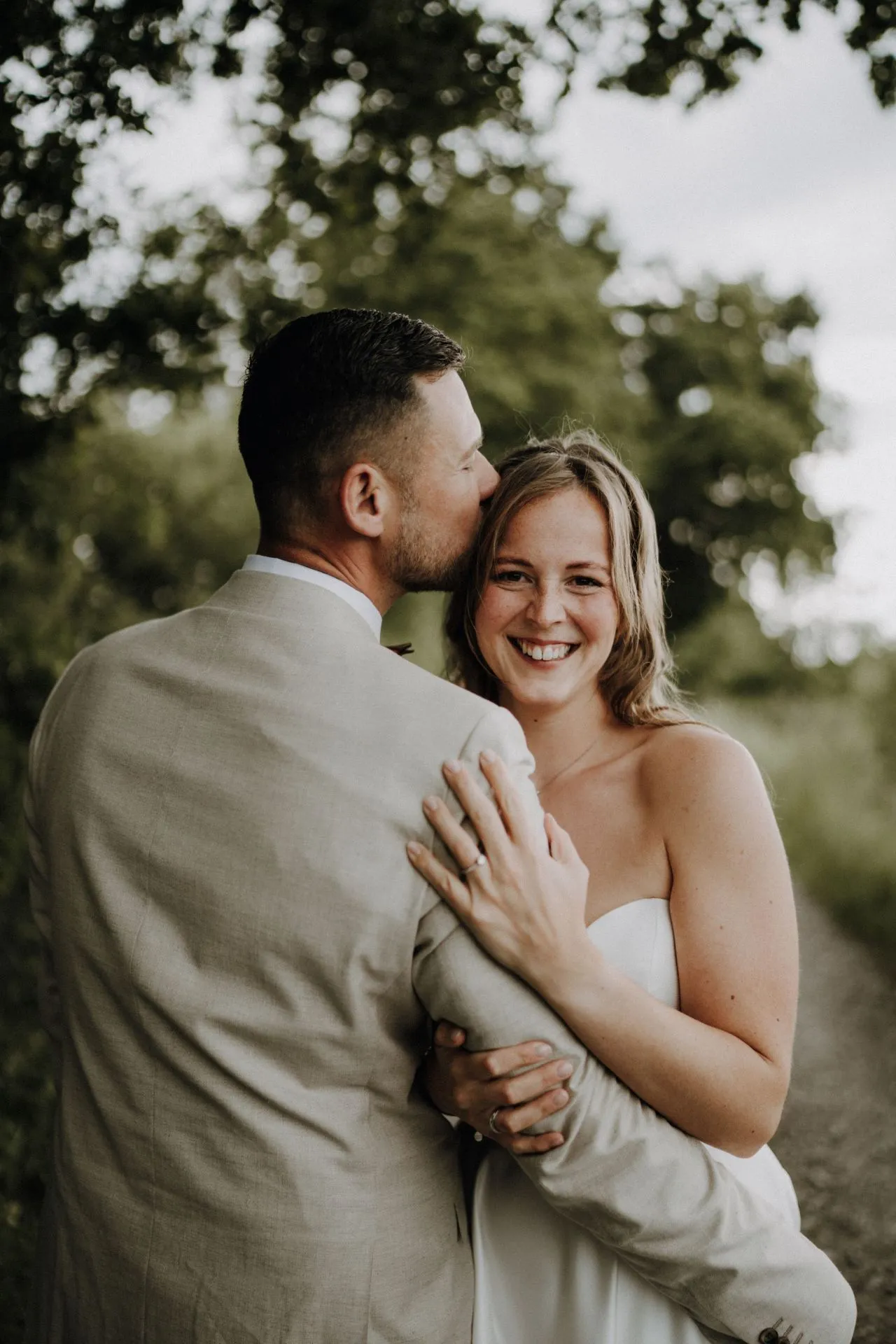 Bräutigam küsst die Braut beim Paarshooting in Uelzen