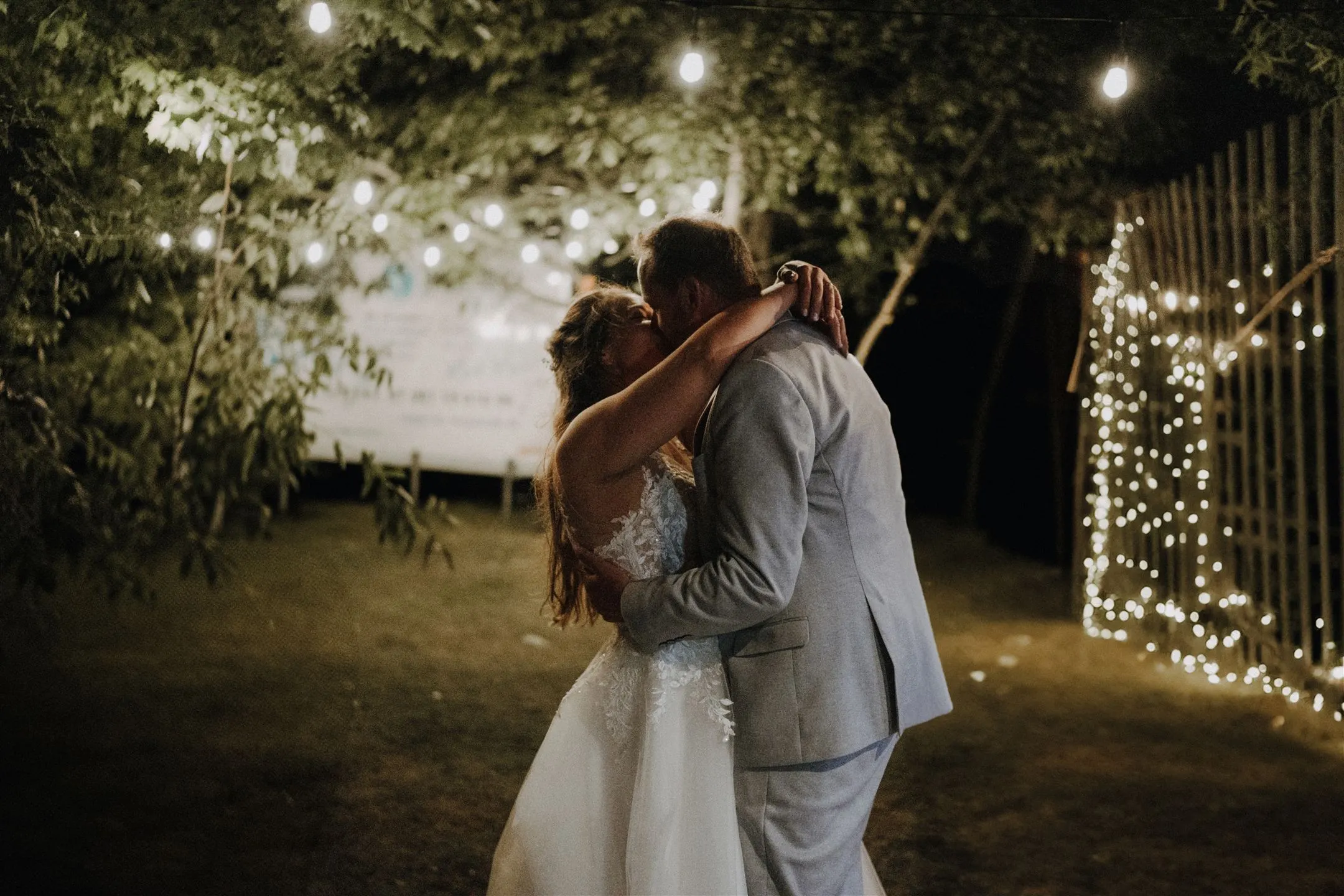 Brautpaar Eröffnungstanz im Garten in Hameln